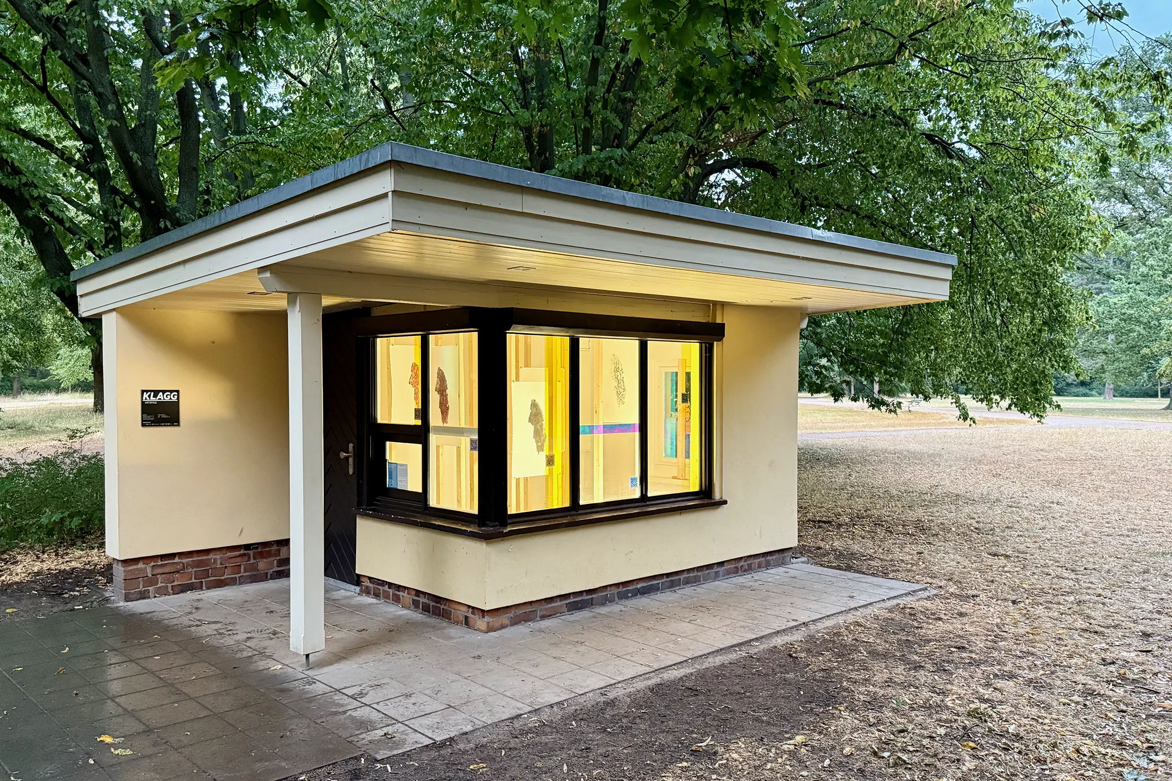 KLAGG installation: front view of the exhibition space