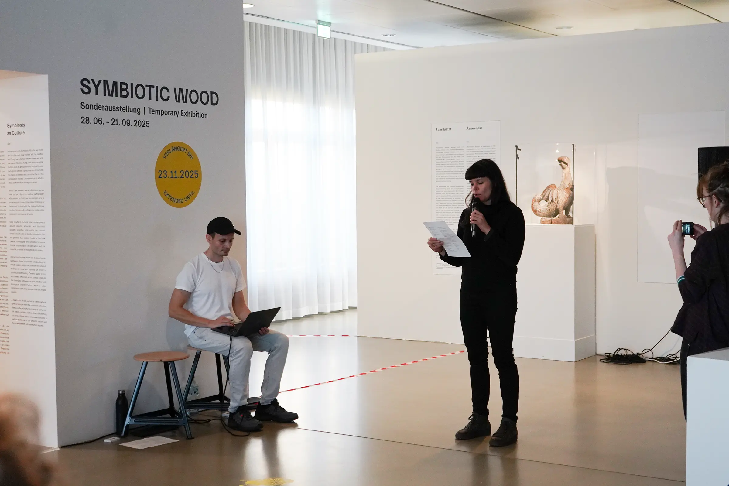 Anna Kubelík giving a live reading at the performance in the Kunstgewerbemuseum Berlin.